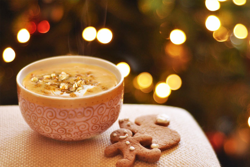 Warming smoothie in a bowl with gingerbread men cookies